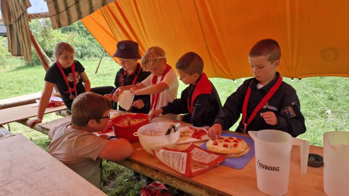 Lagkageproduktion på sommerlejr